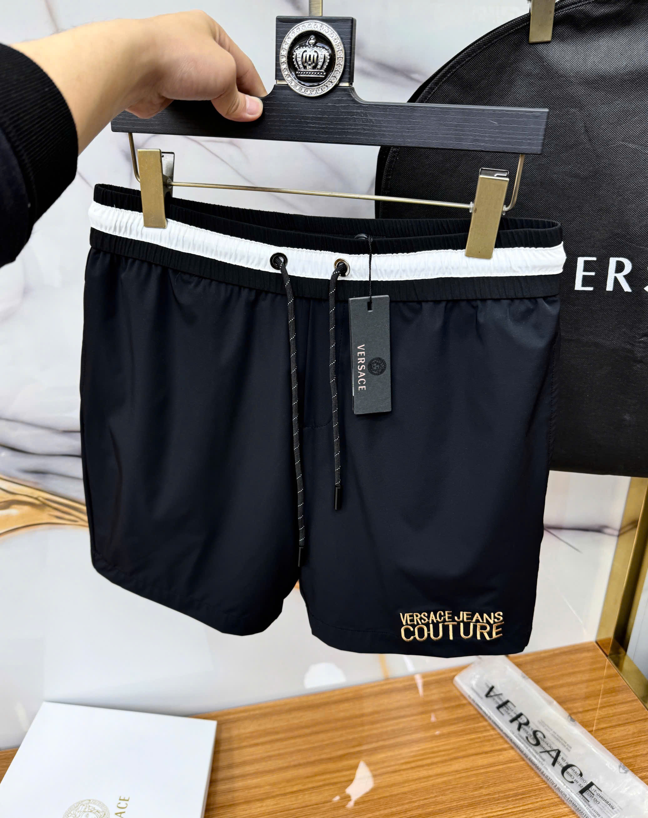 Quần short gió Versace VS Đen logo chữ thêu họa tiết túi sau Like Auth 1-1 on web MK